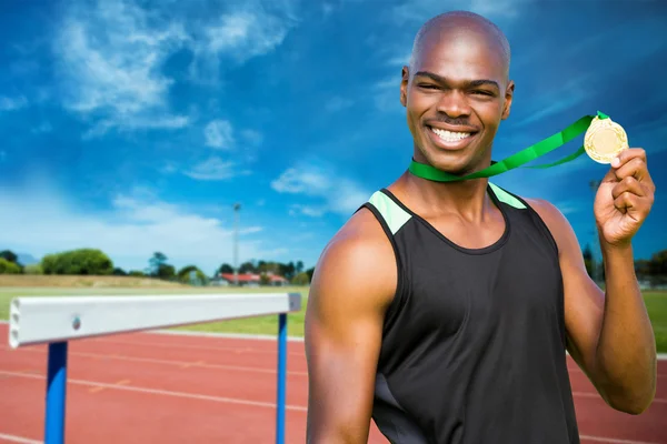 Atletisk man poserar med guldmedalj — Stockfoto