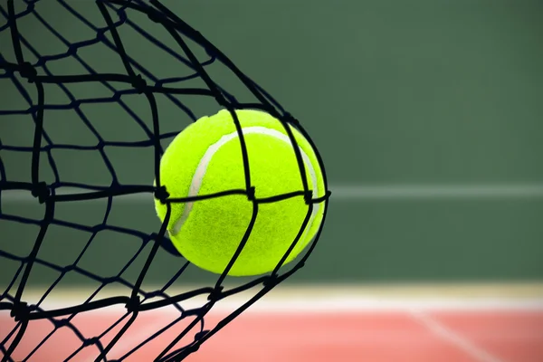 Tennisboll mot spelregler — Stockfoto