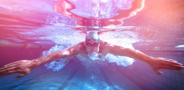 Fitter Schwimmer trainiert selbst — Stockfoto