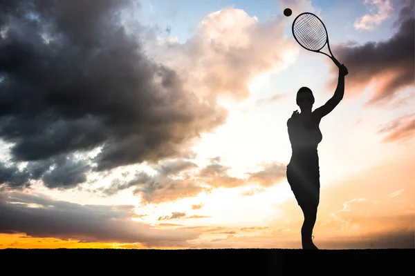 Atleta femenina jugando tenis —  Fotos de Stock