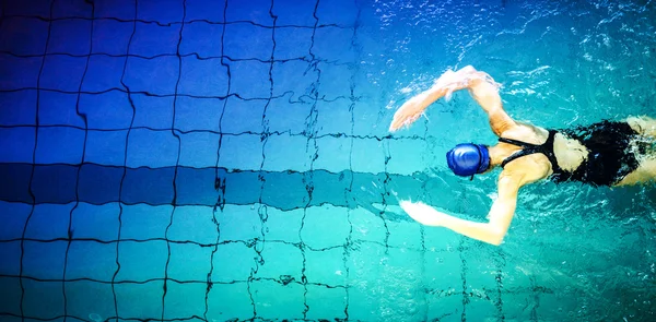 Fitte Frau schwimmt im Pool — Stockfoto