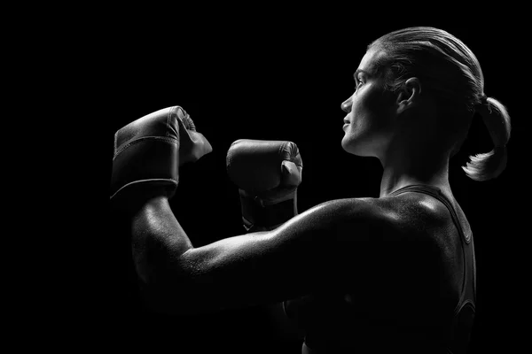Vrouwelijke bokser met vechten houding — Stockfoto
