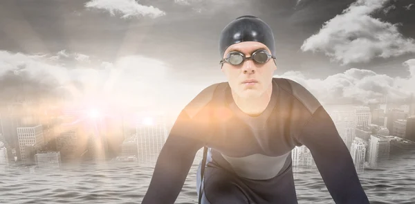 Schwimmerin im Neoprenanzug gegen schönen Tag — Stockfoto