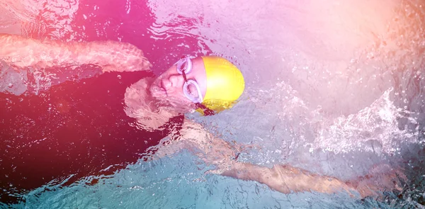 バックのストロークをしているフィットの女子水泳選手 — ストック写真