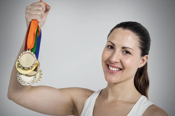 Спортсменка, позирующая с золотыми медалями — стоковое фото