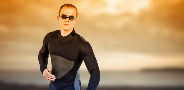 Zwemmer in wetsuit zwemmen bril dragen — Stockfoto