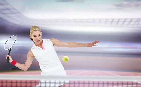 Sportler spielt Tennis mit Schläger — Stockfoto