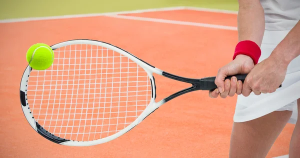 Athlète jouant au tennis avec une raquette — Photo