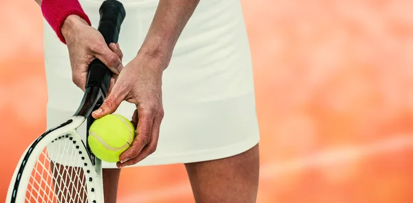 Athlète tenant une raquette de tennis — Photo