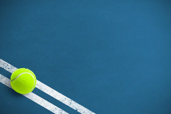 Μπάλα του τένις με εναντίον πίσσα με γραμμή — Φωτογραφία Αρχείου