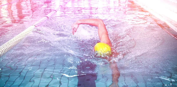 Подходящий человек плавает в купальной шапке — стоковое фото