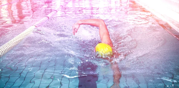 Fit hombre nadando con sombrero de natación — Foto de Stock