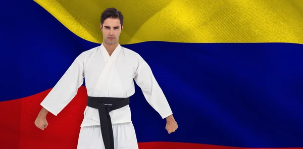 Jugador de karate masculino posando sobre fondo blanco — Foto de Stock