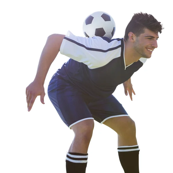 Fotbollspelare att hålla bollen på ryggen — Stockfoto