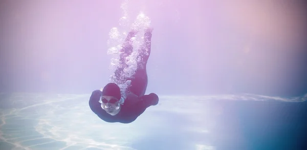 Uomo che nuota sott'acqua — Foto Stock