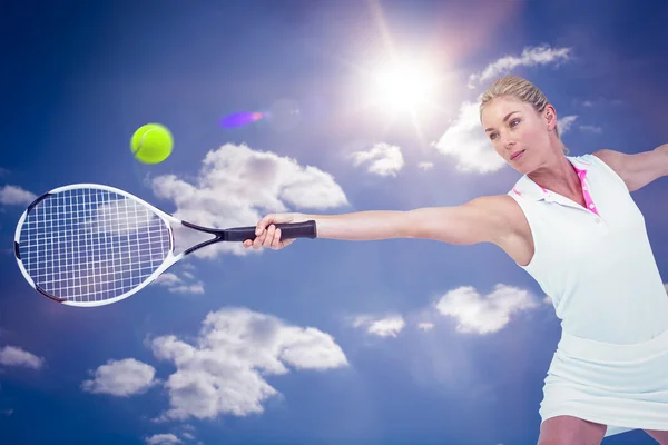 Idrottsman spela tennis med ett racket — Stockfoto