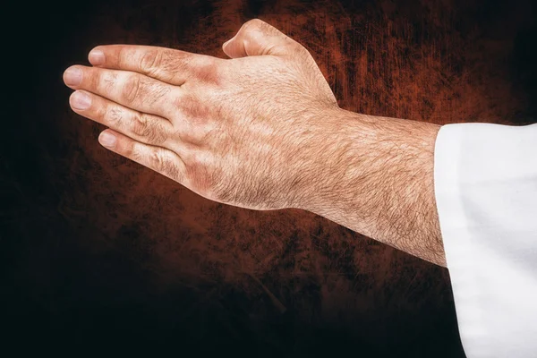 Karate fighter podejmowania gest ręki — Zdjęcie stockowe