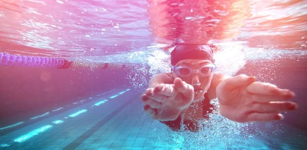 Natation athlétique s'entraînant toute seule — Photo