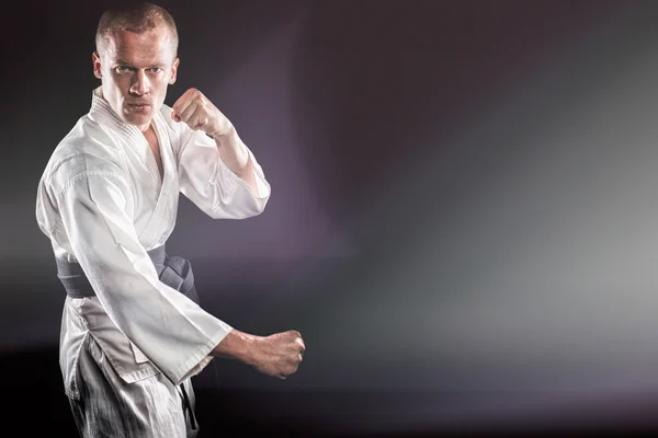 Gevechtvoerende karate houding — Stockfoto