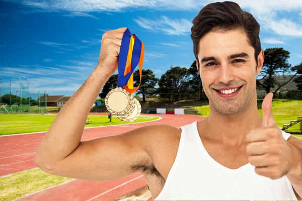 Atleet poseren met gouden medailles — Stockfoto