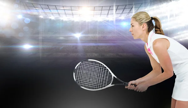 Спортсмен играет в теннис с ракеткой — стоковое фото