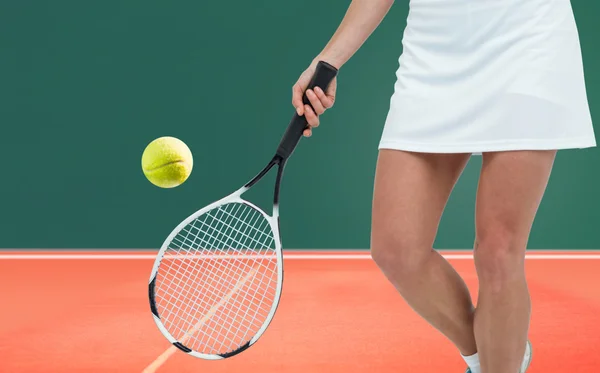 Idrottsman spela tennis med ett racket — Stockfoto