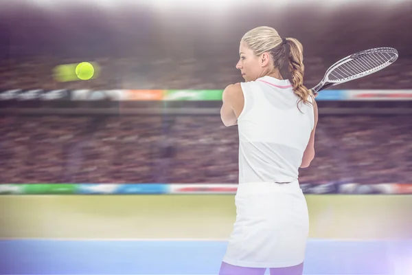 Atleta jugando al tenis con una raqueta —  Fotos de Stock