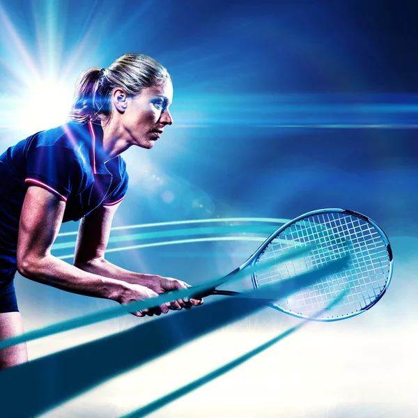 网球运动员用网球拍打网球 — 图库照片