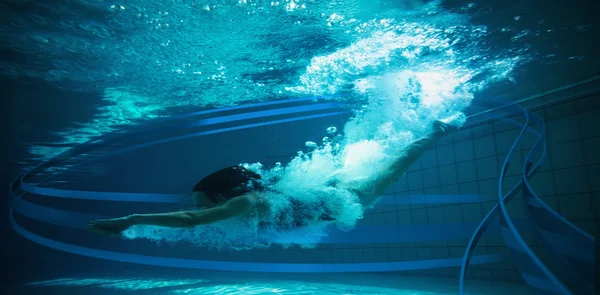 Athletischer Schwimmer unter Wasser — Stockfoto