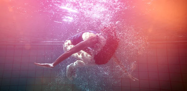 Schwimmerin macht Salto unter Wasser — Stockfoto