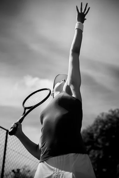 Bonito jugador de tenis a punto de servir — Foto de Stock