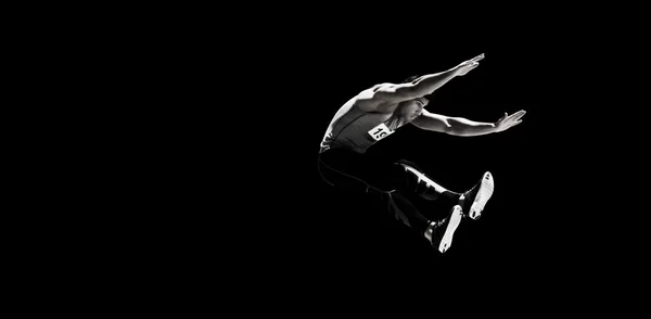 Sportler springt auf schwarz — Stockfoto