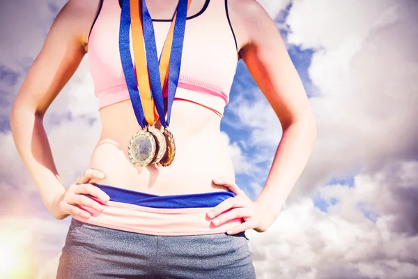 Mulher desportiva peito segurando medalhas — Fotografia de Stock