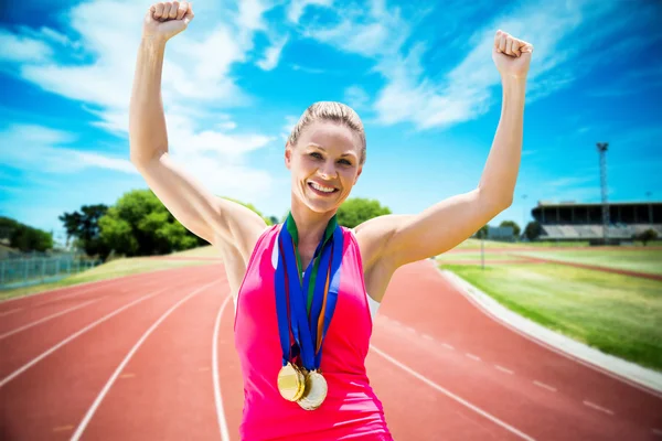 Glückliche Sportlerin gewinnt — Stockfoto