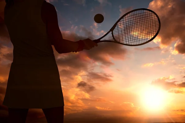 Atleta che gioca a tennis con una racchetta — Foto Stock