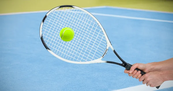 Sportler spielt Tennis mit Schläger — Stockfoto