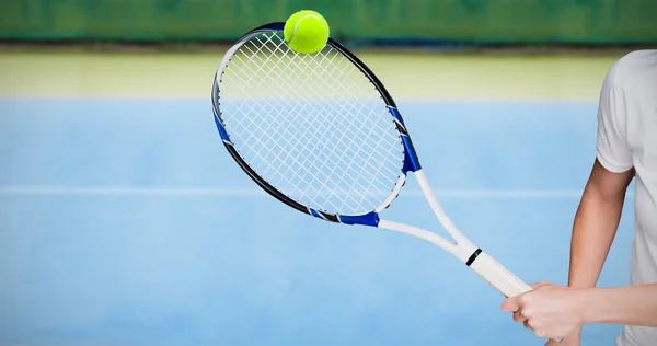 Atleta femenina jugando tenis —  Fotos de Stock