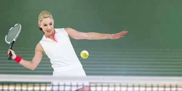 Sportler spielt Tennis mit Schläger — Stockfoto