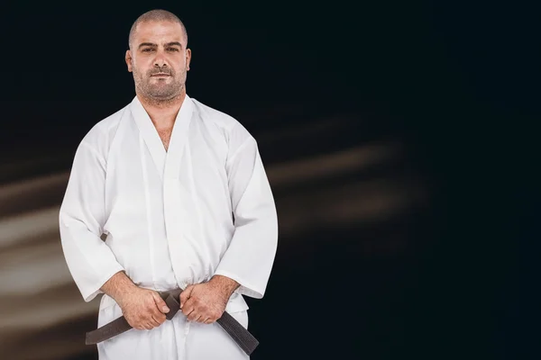 Gevechtvoerende karate houding — Stockfoto