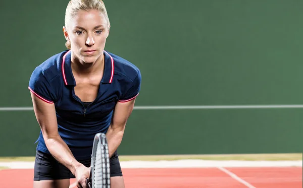 Joueur de tennis jouant au tennis avec une raquette — Photo