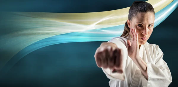 Combate femenino realizando postura de karate — Foto de Stock