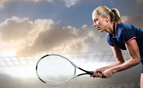 Теннисист играет в теннис с ракеткой — стоковое фото