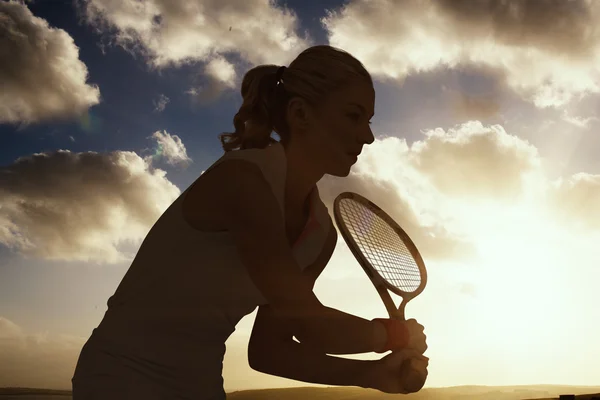 Athlète jouant au tennis avec une raquette — Photo