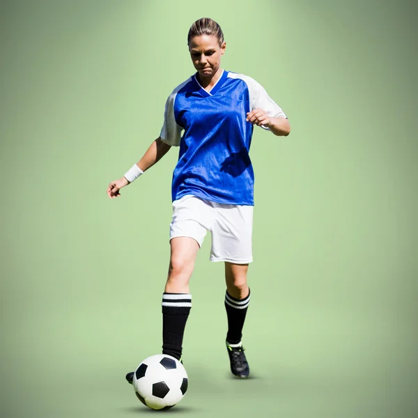 Piłkarz kobieta postępuje z piłką — Zdjęcie stockowe