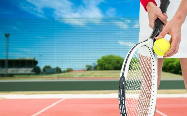 Sportowiec przytrzymanie rakieta do tenisa — Zdjęcie stockowe