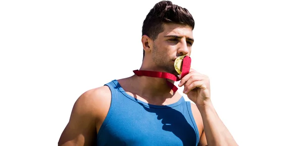 Retrato de desportista beijando uma medalha — Fotografia de Stock