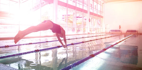 Mulher mergulhando na piscina — Fotografia de Stock