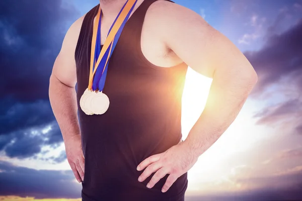 Спортсмен с олимпийскими медалями — стоковое фото