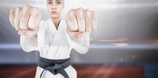 Vrouwelijke atleet beoefenen van judo — Stockfoto