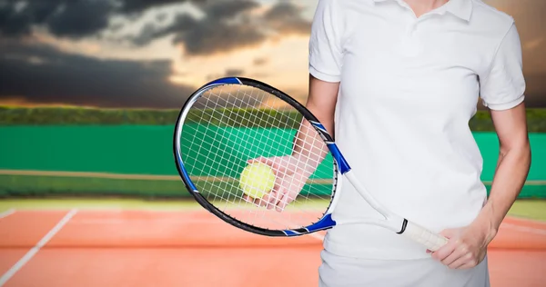 Athlète féminine jouant au tennis — Photo